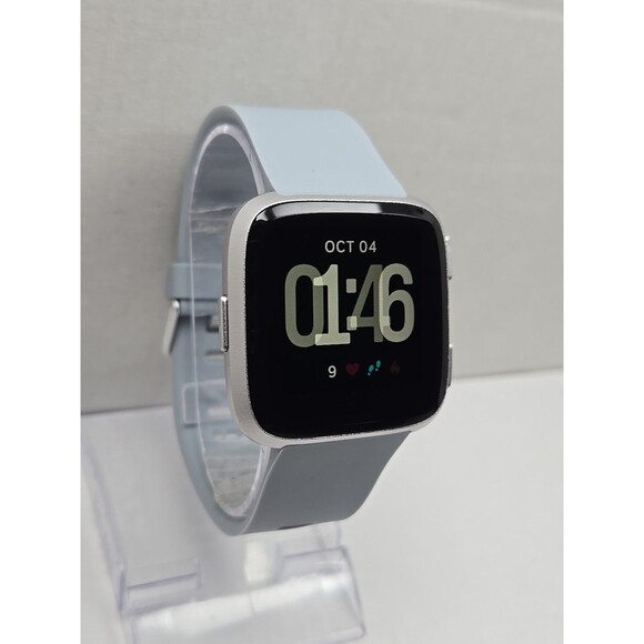 Fitbit Versa FB504 Smartwatch Fitness Heart Rate Bluetooth Activity W/ Charger - Picture 3 of 11
